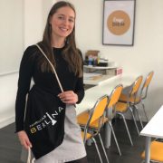 Fahrschule Tempelhof - Sara, 22 aus Tempelhof mit unserer Tasche
