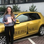 Fahrschule Lichterfelde - Die Studentin Christiane stolz mit ihrem Führerschein