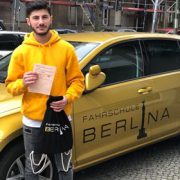 Dlsoz mit seinem Führerschein Charlottenburg Fahrschule Berlina