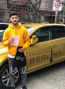 Dlsoz mit seinem Führerschein Charlottenburg Fahrschule Berlina